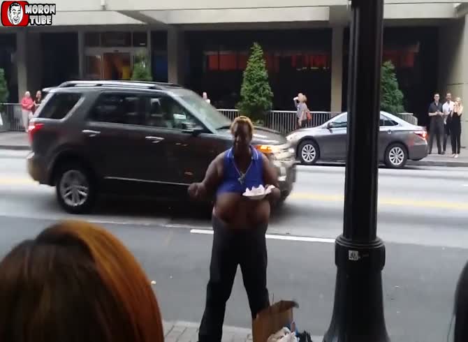 Video :She flaunts her incredibly attractive breasts in public